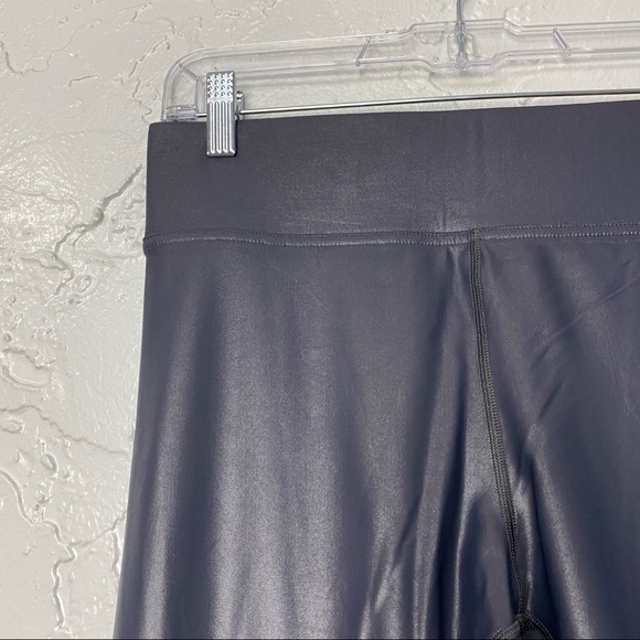 Carbon38 Regular Rise Leggings in Takara Shine S - Picture 6 of 14